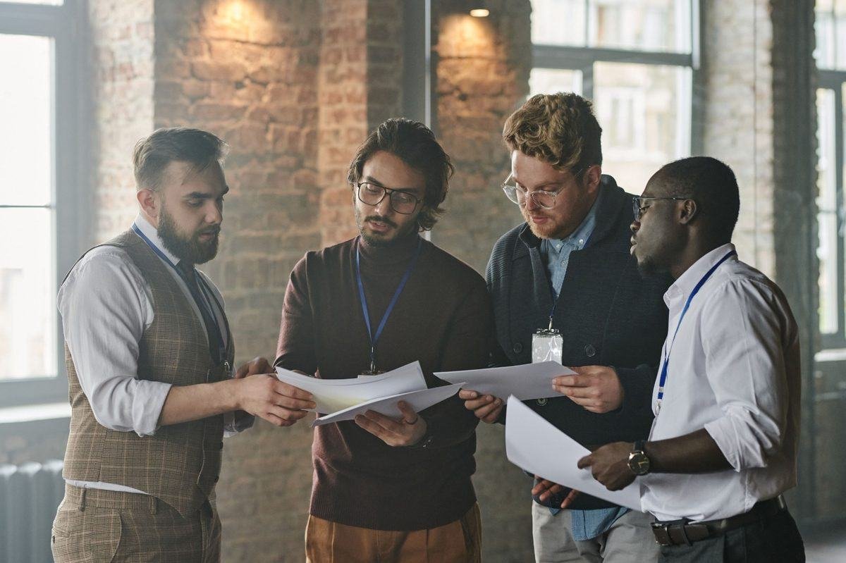 Equipe da Salutti elaborando proposta técnica e comercial