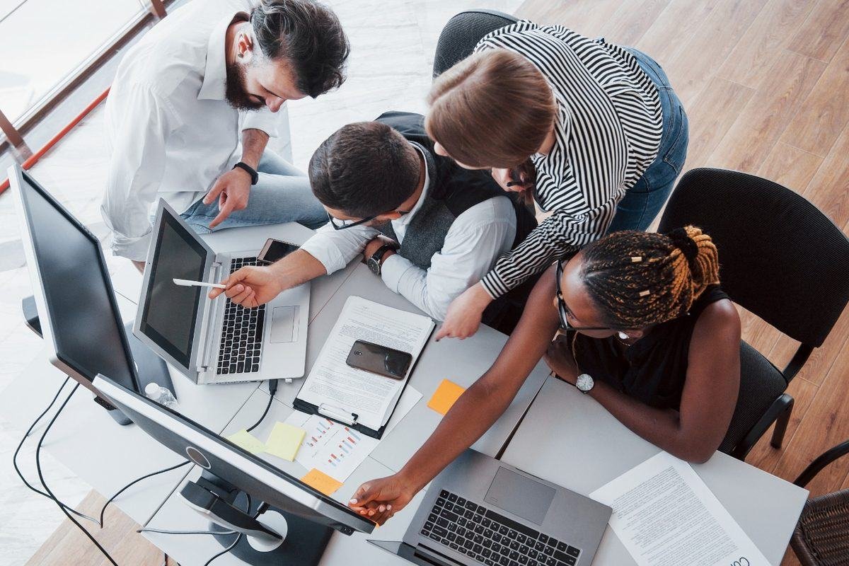 Equipe analisando dados e planejando estratégias para licitações públicas